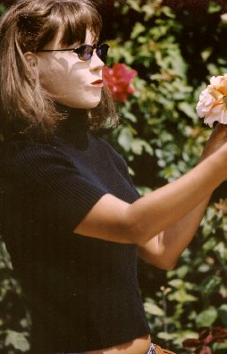 Mikayla mit der Dana-Maske im Garten