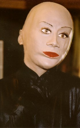 Mikayla mit Roberta-Mask ohne Perücke