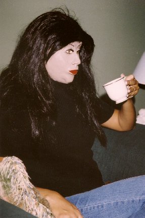Mikayla mit Roberta-Maske beim Teetrinken