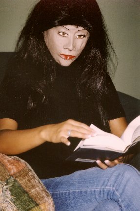 Mikayla mit Roberta-Maske beim Lesen